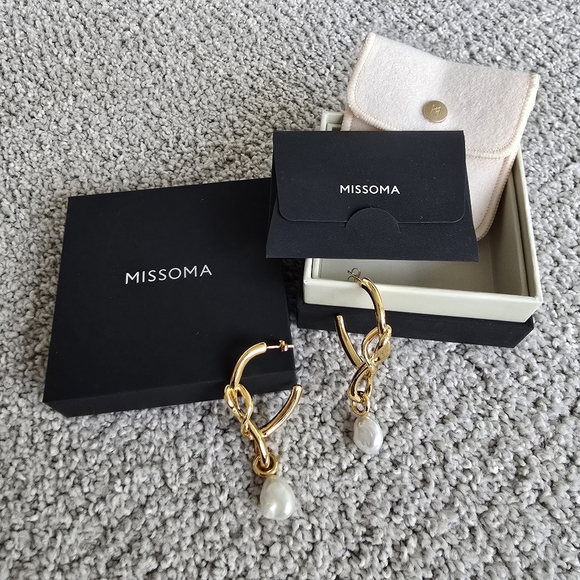 Missoma pearl earrings - Picture 6 of 8